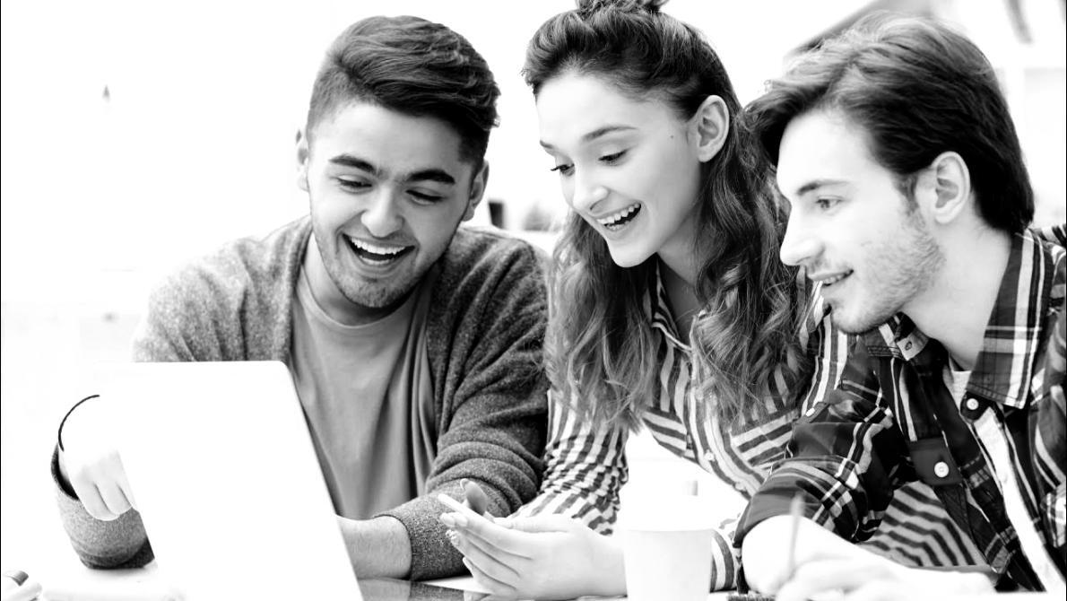 Analyse de données financières sur écran moderne avec tableaux de bord interactifs